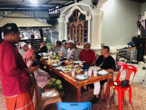 พ.ต.อ.ต่อลาภ เล็งฮะ ผกก.สภ.มายอ ร่วมละศีลอดกับผู้ใหญ่บ้านหมู่ที่1ตำบลสะกำ(นายอับดุลนาเซ ดือเระ)