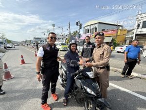 พ.ต.ท.รมหลี ยากะจิ รอง ผกก.ป.สภ.มายอ พร้อมด้วย พ.ต.ท.ยุทธนา ทองสง สวป.สภ.มายอ บริการน้ำดื่ม แนะนำเส้นทางการจราจรให้กับประชาชนที่สัญจรไปมาบนท้องถนน ด้วยสโลแกนว่า “ขับขี่ปลอดภัย เมืองไทยไร้อุบัติเหตุ”