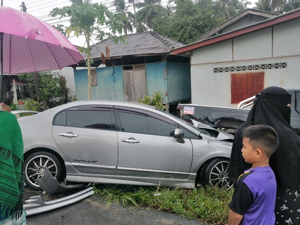 ร.ต.อ.นิกร หุ้ยล่อง รอง สว.สอบสวน สภ.มายอ ร้อยเวร 30 พร้อมพลขับ ตรวจที่เกิดเหตุ  ต.เกาะจัน เส้นทางม่วงหวาน-มายอ