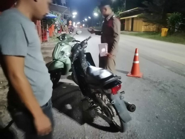 ร.ต.อ.มณฑล บัวพัว รอง สว.สอบสวน สภ.มายอ พร้อม พลขับ 30 ร่วม ชป 20 ว.4 เหตุ ว.40 หน้าซอย 9 ม.2 ต.มายอ อ.มายอ