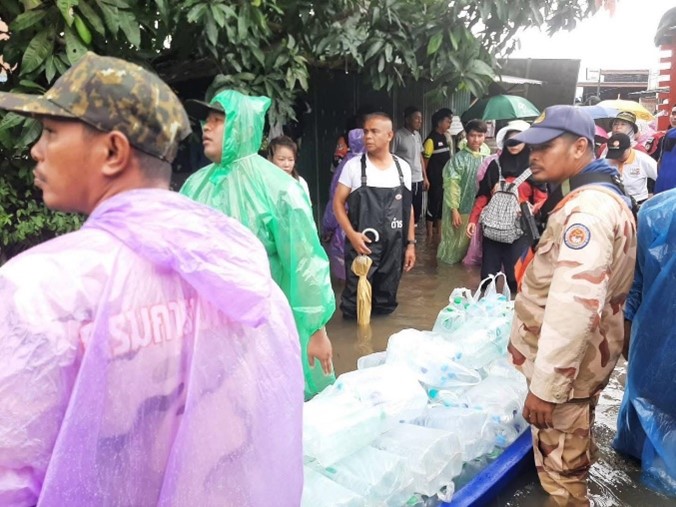 พ.ต.ท.รมหลี ยากะจิ รอง ผกก.ป.สภ.มายอ พร้อมด้วยชุด ชมส.สภ.มายอ ร่วมกับส่วนราชการต่างๆ ช่วยเหลือมอบอาหาร และเครื่องดื่ม เพื่อบรรเทาสาธารณภัยแก่ผู้ประสบภัยอุทกภัยในพื้นที่