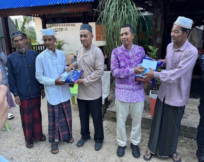 พ.ต.อ.ต่อลาภ เล็งฮะ ผกก.สภ.มายอ พร้อมด้วย ข้าราชการตำรวจมุสลิม สภ.มายอ ร่วมเป็นเกียรติร่วมกิจกรรม“ปันน้ำใจสู่เด็กกำพร้าและผู้ด้อยโอกาส”