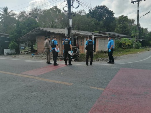 พ.ต.อ.สมศักดิ์ ตันเจริญ ผกก.สภ.มายอ พร้อม จนท. พิสูจน์หลักฐาน / จนท.ชุดเก็บกู้วัตถุระเบิด เข้า ตรวจสอบ ที่เกิดเหตุวางเพลิงเผากล้อง cctv และ จุดที่พบวัตถุต้องสงสัย พื้นที่