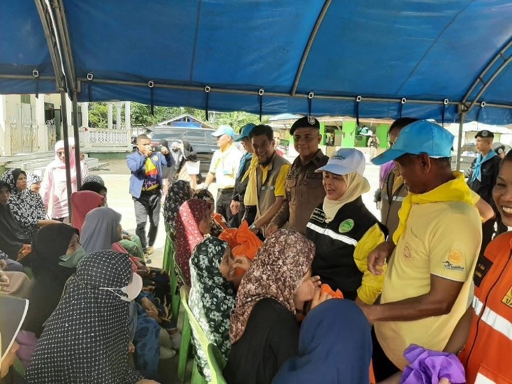 สภ.มายอร่วมกันมอบ #ถุงยังชีพพระราชทานจากมูลนิธิจิตอาสาเพื่อนพึ่ง(ภาฯ)ยามยากสภากาชาดไทย ให้กับผู้ป่วยติดเตียงในพื้นที่ นางพาตีเม๊าะ สะดียามู ผู้ว่าราชการจังหวัดปัตตานี เป็นประธาน