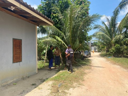 ร.ต.อ.นิกร หุ้ยล่อง รอง สว.สอบสวน สภ.มายอ ร้อยเวร 30 พร้อมพลขับ ร่วม ชป.สืบสวน ชป.20 ว.4 ได้รับแจ้งมีบุคคลคุ้มคลั่งอาละวาดบริเวณพื้นที่ หมู่ 5 ตำบล ลางา ได้ทำการระงับเหตุและควบคุมตัวบุคคลคุ้มคลั่งนำส่ง สภ.มายอ