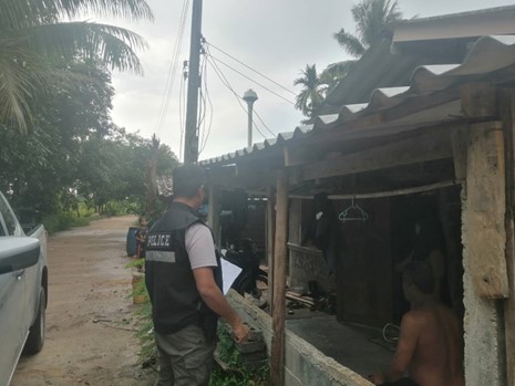 ด.ต.วิไลมาน อาแว ผบ.หมู่(คผศ.) สภ.มายอ พร้อม ส.ต.ท.ฮัมดี วาเย็ง ผบ.หมู่(ป) สภ.มายอ ว.4 ส่งหมายเรียผู้ต้องหา พื้นที่ ม.3 ต.ปะโด อ.มายอ /ม.5 ต.ลุโบะยิไร อ.มายอ