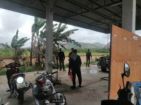 ร.ต.อ.มณฑล บัวพัว รอง สว.สอบสวน สภ.มายอ ร้อยเวร 30 พร้อมพลขับ ร่วม ชป.สืบสวน สภ.มายอ ว.4 ตรวจสถานที่เกิดเหตุทำร้ายร่างกาย ภายใน อบต.ถนน ม.1 อ.มายอ