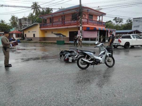ร.ต.อ มูฮะหมาด หมาดวัง รอง สว.สอบสวน สภ.มายอ พร้อมพลขับร่วม ชป.20จราจร ว.4 ตรวจที่เกิดเหตุ ว.40 บริเวณสี่แยกบ้านม่วงหวาน ม.2 ต.สาคอบน