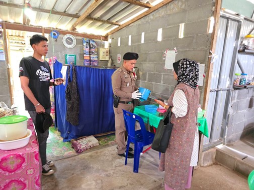 ร.ต.อ.มูฮะหมาด หมาดหวัง รองสว.สอบสวน สภ.มายอ พร้อมพลขับ 30 และชป.สืบสวน ว.4ตรวจสอบที่เกิดเหตุลักทรัพย์ ม.2 ต.มายอ อ.มายอ