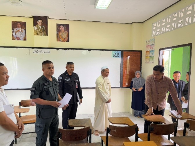 พ.ต.อ.สมศักดิ์ ตันเจริญ ผกก.สภ.มายอ มอบหมายให้พ.ต.ท.รมหลี ยากะจิ รอง ผกก.ป.สภ.มายอ ร่วมเป็นคณะกรรมการตรวจสอบความพร้อมด้านอาคาร สถานที่ ห้องเรียน ห้องประกอบ และอื่นๆ ในการขอจัดตั้งโรงเรียน