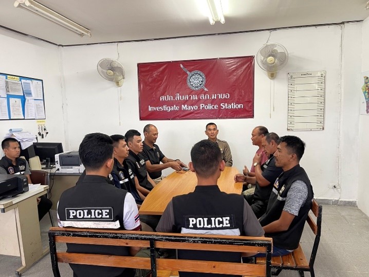 พันตำรวจเอกสมศักดิ์ ตันเจริญ ผู้กำกับการสถานีตำรวจภูธรมายอ จัดให้มีการอบรม เสริมสร้างคุณธรรมและความโปร่งใส โดยเน้นย้ำการต่อต้านการรับสินบน (Anti – Bribery Policy) และการไม่รับของขวัญ ของกำนัล หรือประโยชน์อื่นใด (No Gifl Policy)