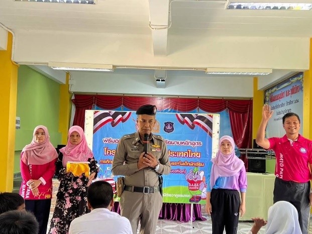 พ.ต.อ.สมศักดิ์ ตันเจริญ ผกก.สภ.มายอ จ.ปัตตานี, พ.ต.ท.รมหลี ยะกาจิ รอง ผกก.ป.สภ.เมืองปัตตานี มอบหมายให้ ร.ต.ท.อิสมาแอ ฮะนิง รอง สว.(ป.)สภ.มายอ จ.ปัตตานี/ครูตำรวจแดร์ ไปให้ความรู้เกี่ยวกับโทษภัยยาเสพติด ตามโครงการการศึกษาเพื่อการต่อต้านการใช้ยาเสพติดในเด็กนักเรียน