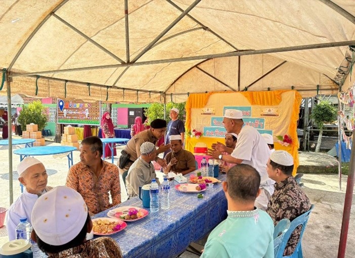 พ.ต.อ.สมศักดิ์ ตันเจริญ ผกก.สภ.มายอ มอบหมายให้ พ.ต.ท.รมหลี ยากะจิ รอง ผกก.ป.สภ.มายอ พร้อมด้วย ชุดชมส.สภ.มายอ ร่วมเป็นเกียรติพิธีเปิดอาคารเรียนใหม่