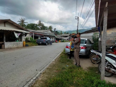 ร.ต.อ.มณฑล บัวพัว รอง สว.สอบสวน สภ.มายอ พร้อมพลขับ 30 ร่วม ชป.สืบสวน สภ.มายอ ว.4 ตรวจสถานที่เกิดเหตุทำร้ายร่างกายที่บ้านบาละแต ม.4 ต.ลางา อ.มายอ