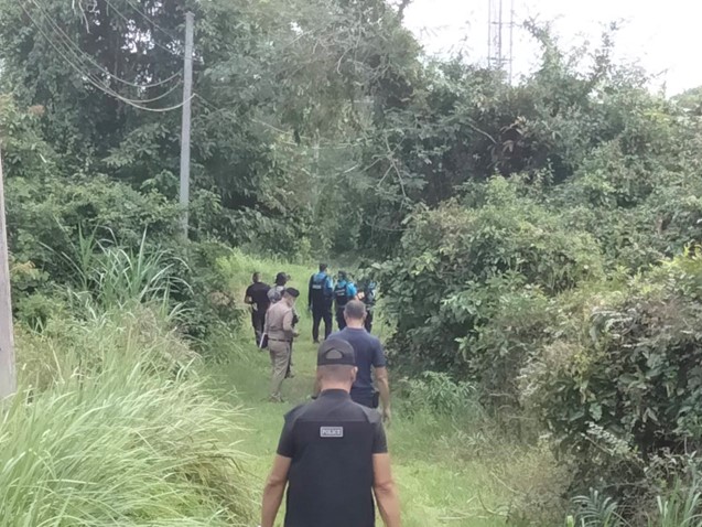 พ.ต.ท.บดินทร์ วงศ์อำนาจ สว. สอบสวน สภ.มายอ พร้อมด้วย ร้อยเวร 30 ร่วม ชป.สืบสวน สภ.มายอ /ชุด EOD.และ พฐ.ปัตตานี.ว.4 ตรวจที่เกิดเหตุลอบเผาเสาส่งสัญญาณโทรศัพท์ที่บ้านม่วงหวาน ม.2 ต.สาคอบน อ.มายอ