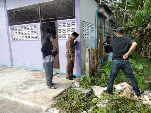 ร.ต.อ.นิกร หุ้ยล่อง รอง สว.สอบสวน สภ.มายอ ร้อยเวร 30 พร้อมพลขับ ร่วม ชป.สืบสวน สภ.มายอ ว.4 ตรวจสถานที่เกิดเหตุทำลายทรัพย์ ที่บ้านลางา ม.2 ต.ลางา อ.มายอ