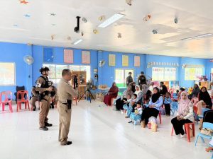 สภ.มายอ บรรยายให้ความรู้เกี่ยวกับความปลอดภัยบนท้องถนน ณ ศูนย์พัฒนาเด็กเล็ก อบต.ถนน อ.มายอ จว.ปัตตานี
